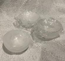 Load image into Gallery viewer, Selenite Bowl- 6cm