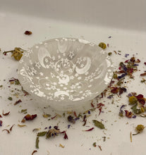 Load image into Gallery viewer, Selenite Star and Moon Bowl 10cm