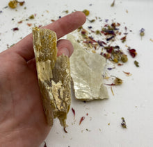 Load image into Gallery viewer, Golden Mica