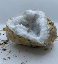 Load image into Gallery viewer, Quartz Geode