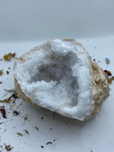 Load image into Gallery viewer, Quartz Geode