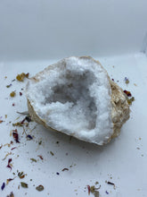 Load image into Gallery viewer, Quartz Geode