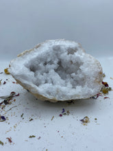 Load image into Gallery viewer, Quartz Geode