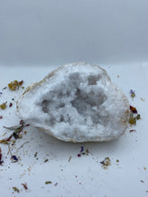 Load image into Gallery viewer, Quartz Geode
