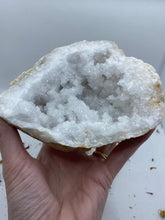Load image into Gallery viewer, Quartz Geode