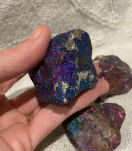 Load image into Gallery viewer, Peacock Ore