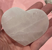 Load image into Gallery viewer, Selenite Heart Charging Plates