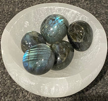 Load image into Gallery viewer, Labradorite Tumble
