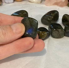Load image into Gallery viewer, Labradorite Tumble