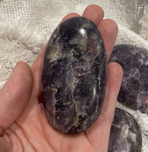 Load image into Gallery viewer, Pegmatite Palm Stone