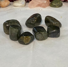Load image into Gallery viewer, Labradorite Tumble