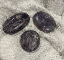 Load image into Gallery viewer, Pegmatite Palm Stone