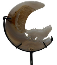 Load image into Gallery viewer, Druzy Agate Wolf On Stand
